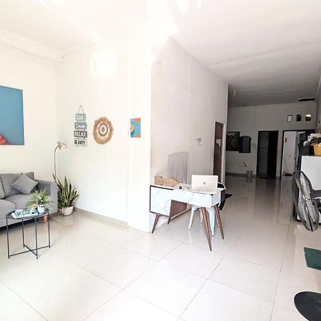 Homey Guesthouse Kertajaya  Surabaya Bagian luar foto