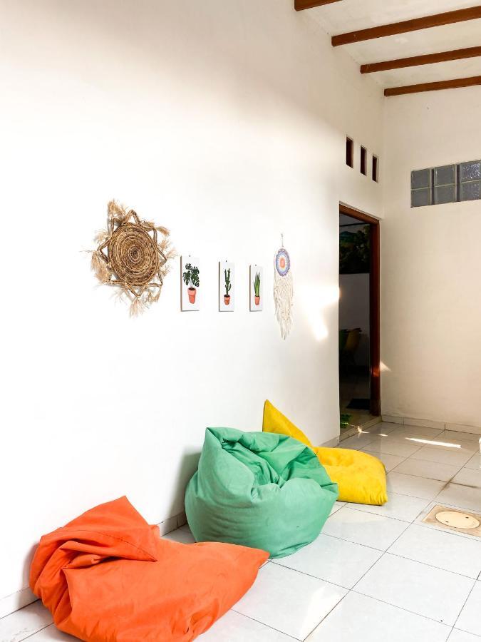 Homey Guesthouse Kertajaya  Surabaya Bagian luar foto