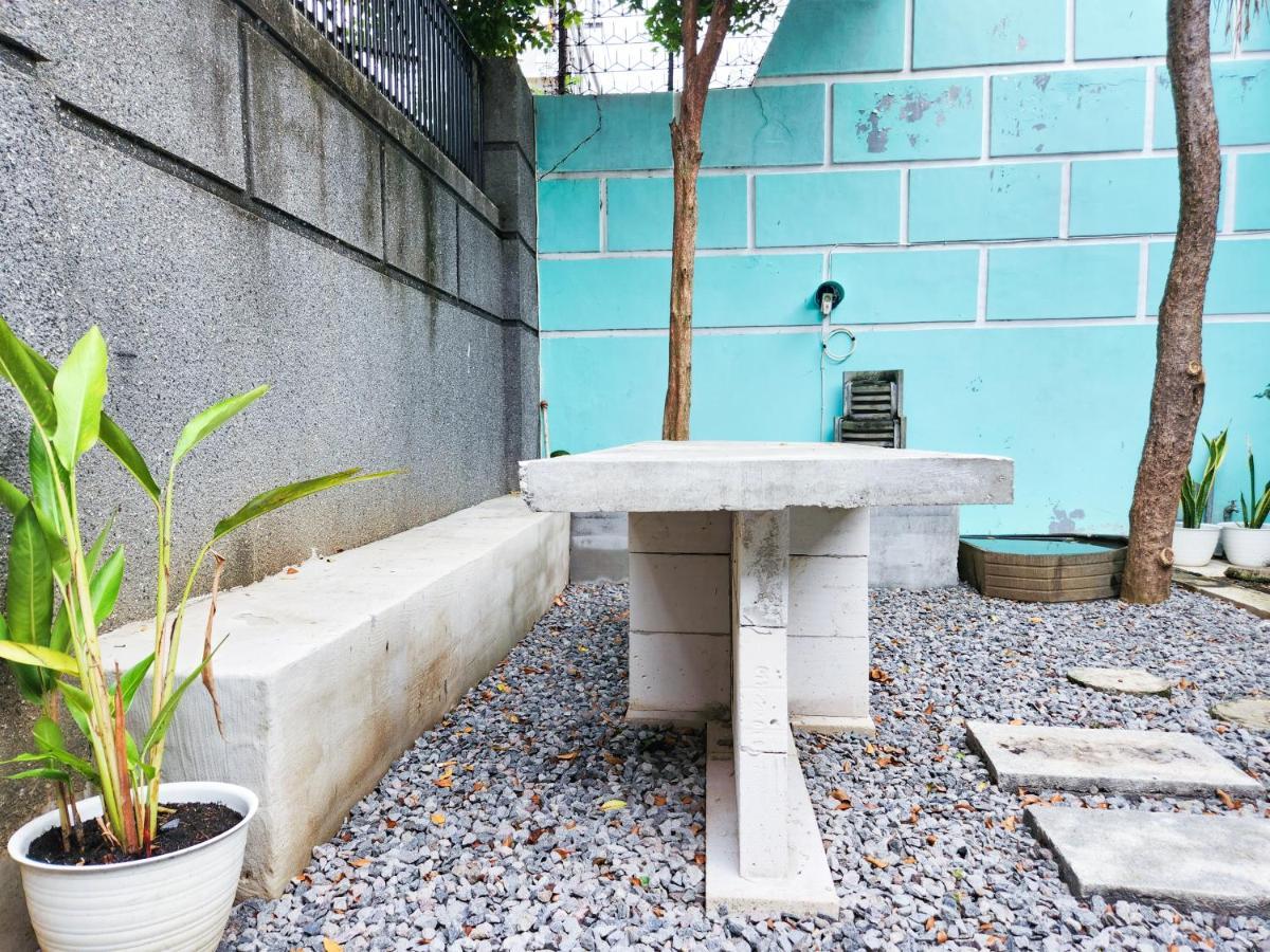 Homey Guesthouse Kertajaya  Surabaya Bagian luar foto