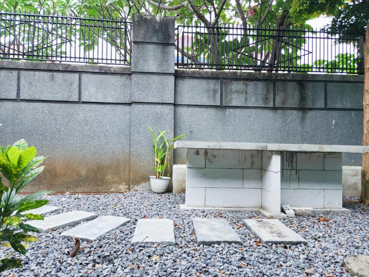 Homey Guesthouse Kertajaya  Surabaya Bagian luar foto