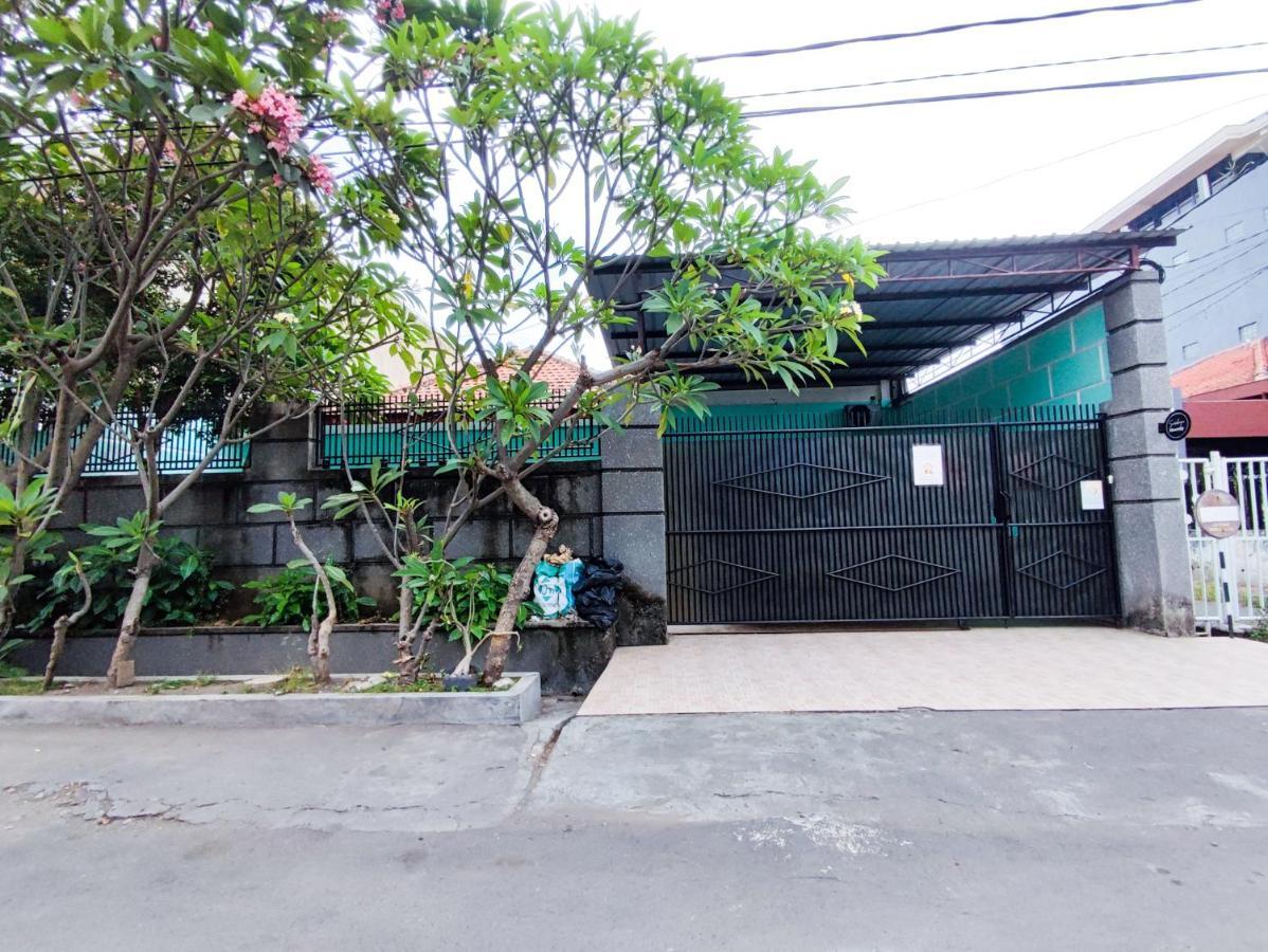Homey Guesthouse Kertajaya  Surabaya Bagian luar foto